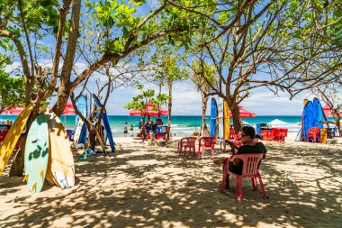 KUTA BALI - İNDONEZYA, FEBRUARY 7: 7 Şubat 2020 Bali Endonezya 'nın ünlü Kuta plajında sörf tahtaları