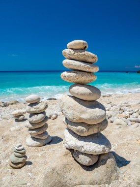 Kumsalda Zen Dengeli taşlar