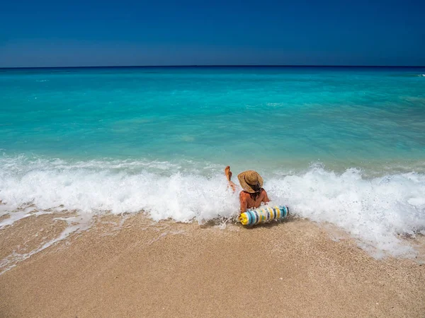 Kvinna Uppblåsbar Stranden Grekland — Stockfoto