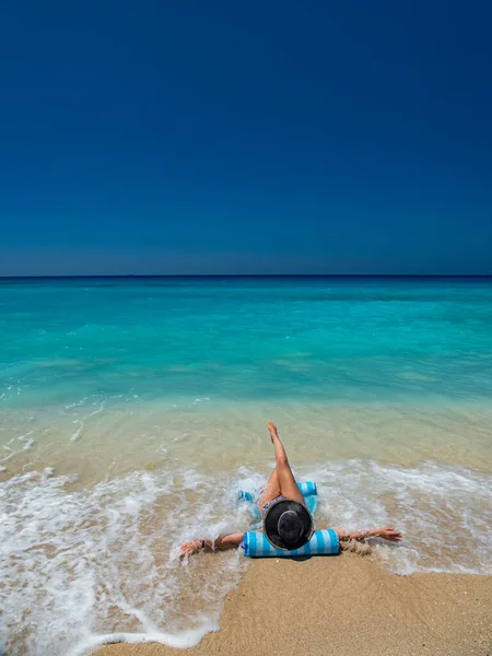 Жінка Надувному Пляжі Греції — стокове фото