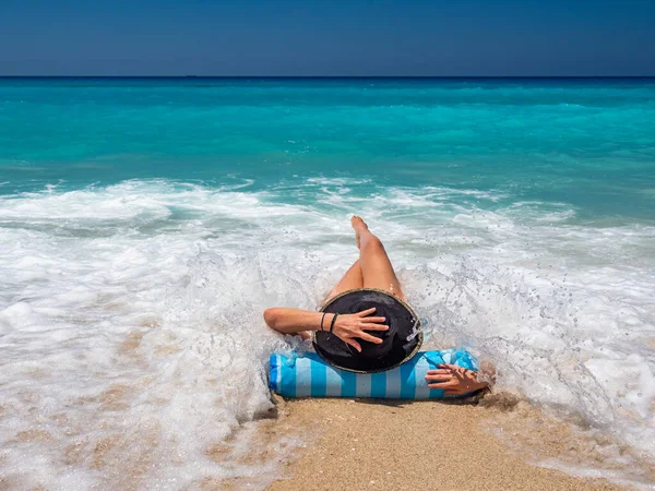 Frau Auf Einem Schlauchboot Strand Griechenland — Stockfoto