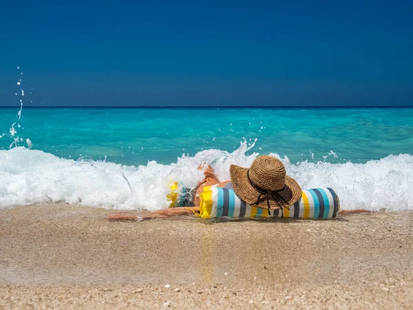 Donna Gonfiabile Spiaggia Grecia — Foto Stock