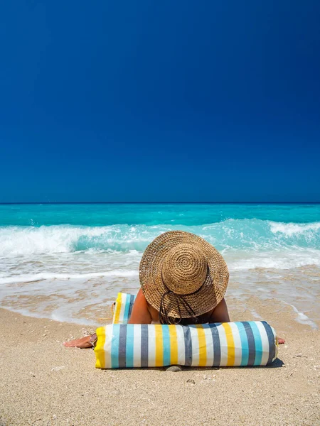 Woman Inflatable Beach Greece — Stock Photo, Image