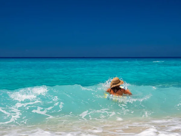 Kvinna Uppblåsbar Stranden Grekland — Stockfoto