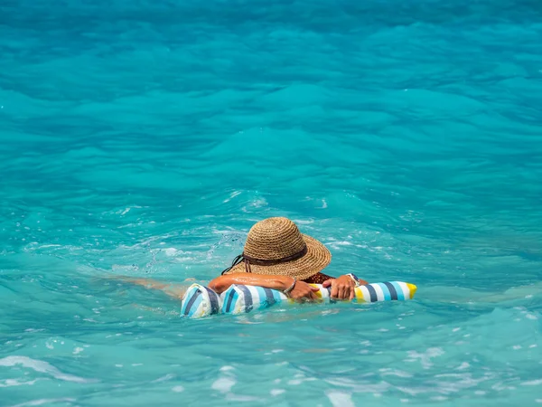 Donna Gonfiabile Spiaggia Grecia — Foto Stock