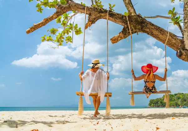 Två Vackra Kvinnor Gunga Stranden Thailand — Stockfoto