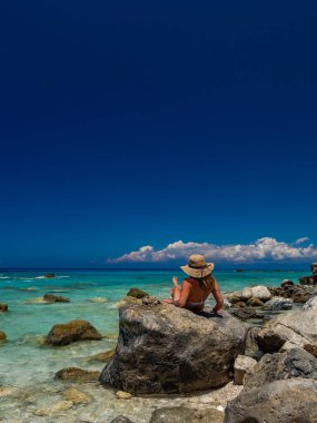 Lefkada Yunanistan 'da sahilde bir kadın