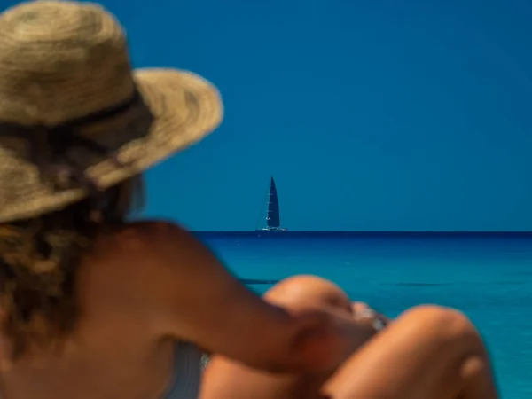 Γυναίκα Στην Παραλία Της Λευκάδας — Φωτογραφία Αρχείου