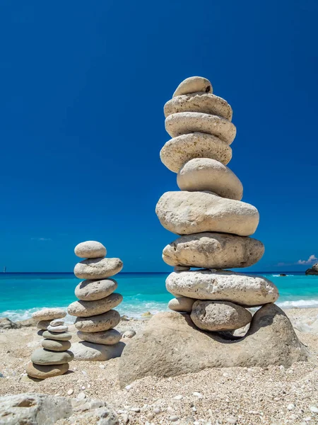 Zen Evenwichtige Stenen Aan Het Strand — Stockfoto