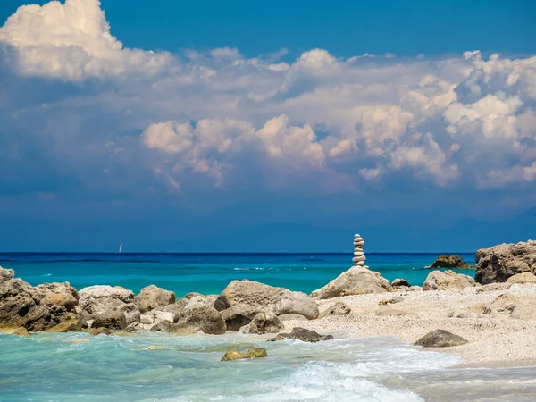 Zen Evenwichtige Stenen Aan Het Strand — Stockfoto