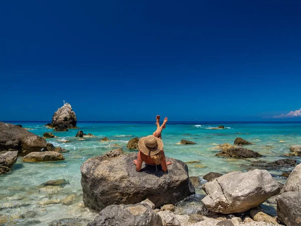 Lefkada Yunanistan 'da sahilde bir kadın