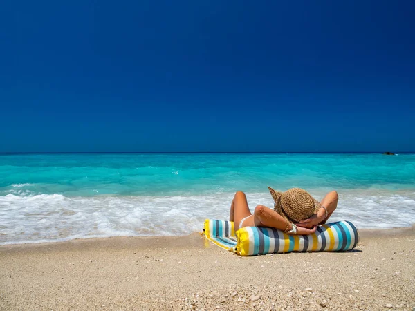 Frau Auf Einem Schlauchboot Strand Griechenland — Stockfoto