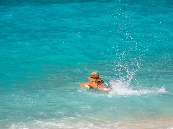 Mulher Inflável Praia Grécia — Fotografia de Stock