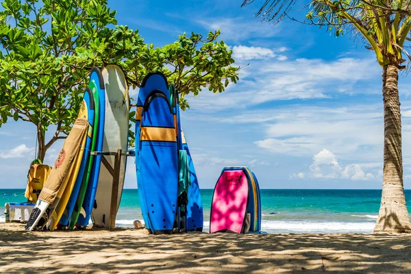 Kuta Bali Indonesien Surfingbrädor Den Berömda Stranden Kuta Bali Indonesien — Stockfoto