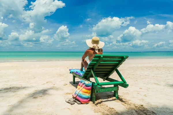 Mujer Una Tumbona Arena Blanca Increíble Playa Tropical —  Fotos de Stock