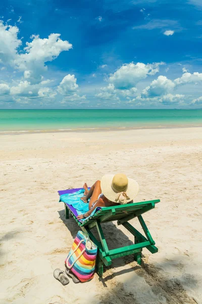 Γυναίκα Μια Ξαπλώστρα Στη Λευκή Άμμο Καταπληκτική Τροπική Παραλία — Φωτογραφία Αρχείου