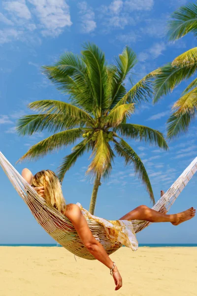 Mujer Relajándose Playa Una Hamaca —  Fotos de Stock