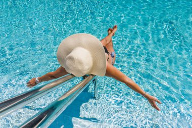 Lüks içinde beş yıldızlı bir kadın yüzme havuzunda spa yapıyor.. 