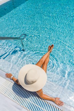 Lüks içinde beş yıldızlı bir kadın yüzme havuzunda spa yapıyor.. 