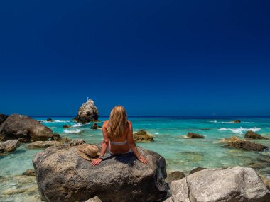 Lefkada Yunanistan 'da sahilde bir kadın