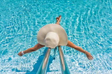 Lüks içinde beş yıldızlı bir kadın yüzme havuzunda spa yapıyor.. 