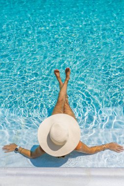 Lüks içinde beş yıldızlı bir kadın yüzme havuzunda spa yapıyor.. 