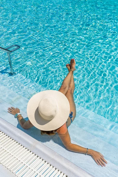 Mulher Luxo Estância Termal Cinco Estrelas Piscina — Fotografia de Stock