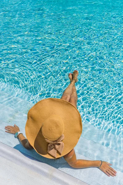 Donna Nel Lussuoso Resort Spa Cinque Stelle Piscina — Foto Stock