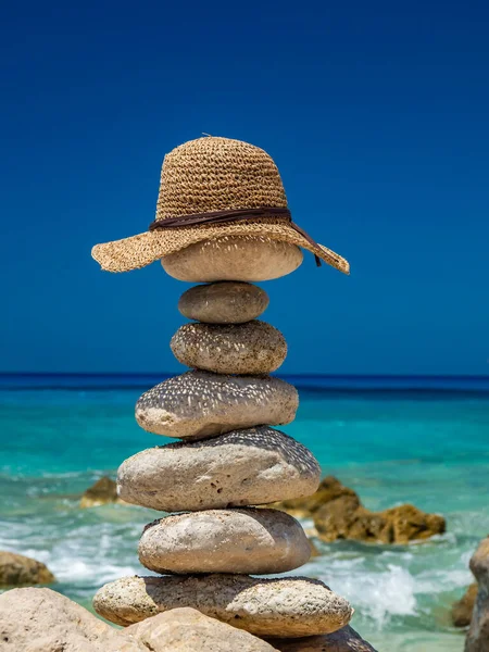 Straw Sunhat Beach Balanced Stones — Stock Photo, Image
