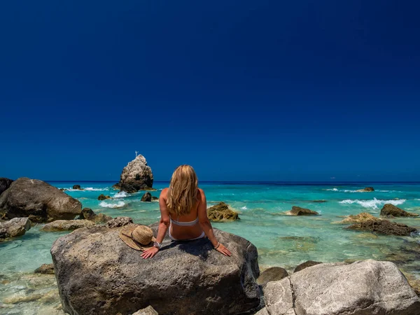 Mujer Playa Lefkada Grecia —  Fotos de Stock