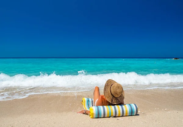 Donna Gonfiabile Spiaggia Grecia — Foto Stock