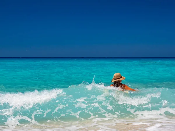 Žena Inflatable Beach Greece — Stock fotografie