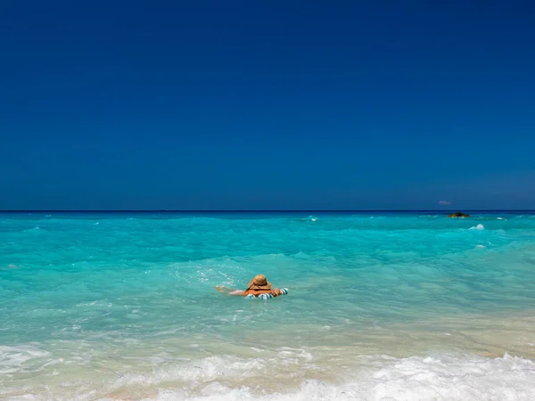 Mujer Inflable Playa Grecia —  Fotos de Stock