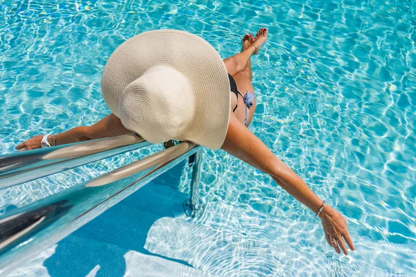 Frau Luxuriösem Fünf Sterne Wellness Resort Schwimmbad — Stockfoto