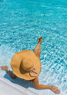 Lüks içinde beş yıldızlı bir kadın yüzme havuzunda spa yapıyor.. 