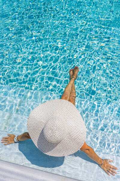 женщина в роскошном пятизвездочном спа-курорте в бассейне. 
