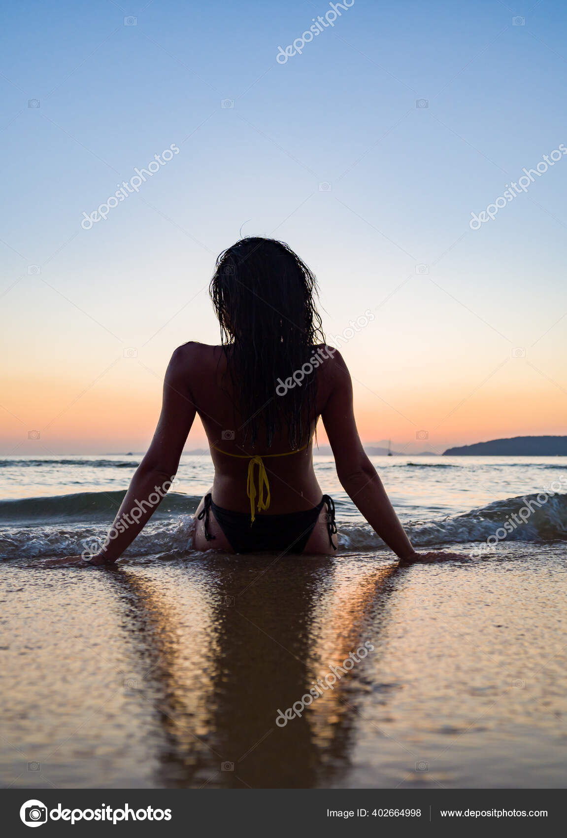 Mujer Traje Baño Posando Playa Atardecer — Foto de stock