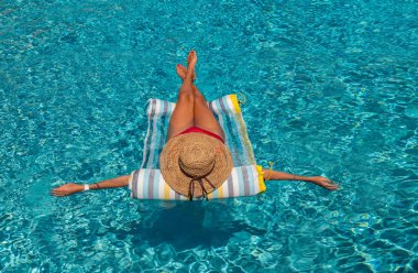 Lüks içinde beş yıldızlı bir kadın yüzme havuzunda spa yapıyor.. 