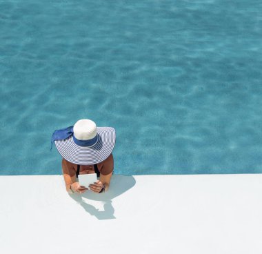 Lüks içinde beş yıldızlı bir kadın yüzme havuzunda spa yapıyor.. 