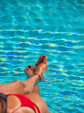 Lüks içinde beş yıldızlı bir kadın yüzme havuzunda spa yapıyor.. 