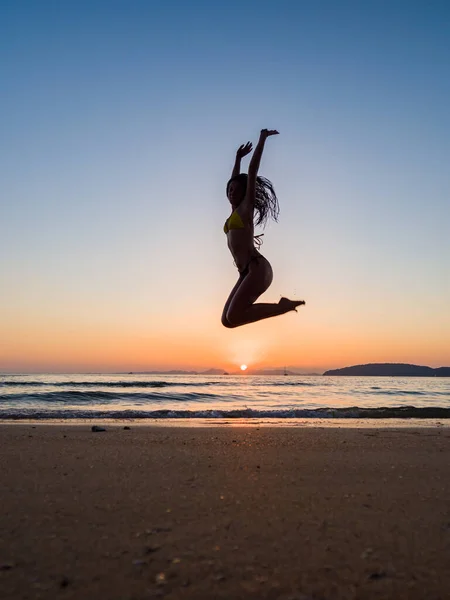 Femme Maillot Bain Sautant Sur Plage Coucher Soleil — Photo