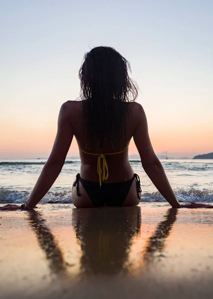 Frau Badeanzug Posiert Bei Sonnenuntergang Strand — Stockfoto