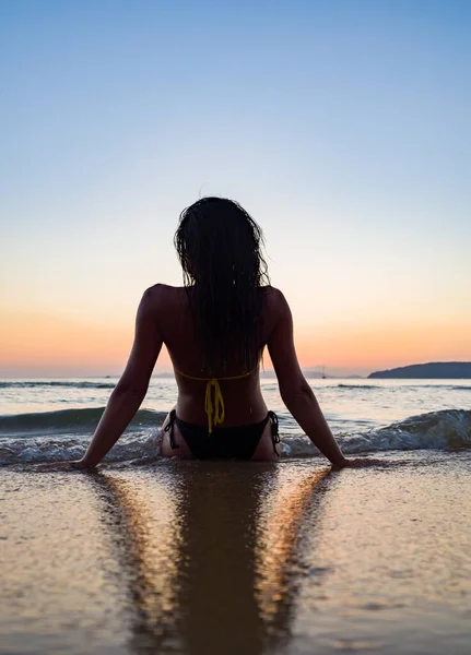 Kobieta Stroju Kąpielowym Pozuje Plaży Zachodzie Słońca — Zdjęcie stockowe