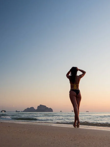 Mujer Traje Baño Posando Playa Atardecer —  Fotos de Stock
