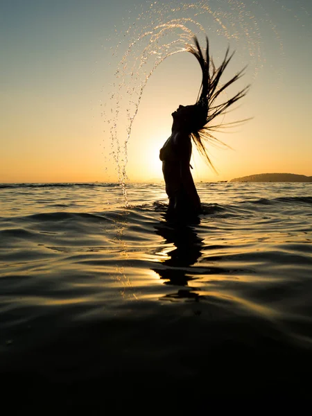 Vrouw Badpak Poseren Het Strand Bij Zonsondergang — Stockfoto