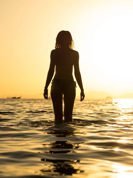 Mujer Traje Baño Posando Playa Atardecer —  Fotos de Stock