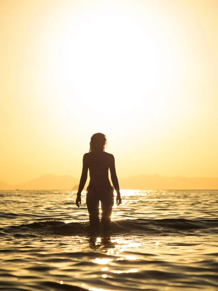 Vrouw Badpak Poseren Het Strand Bij Zonsondergang — Stockfoto