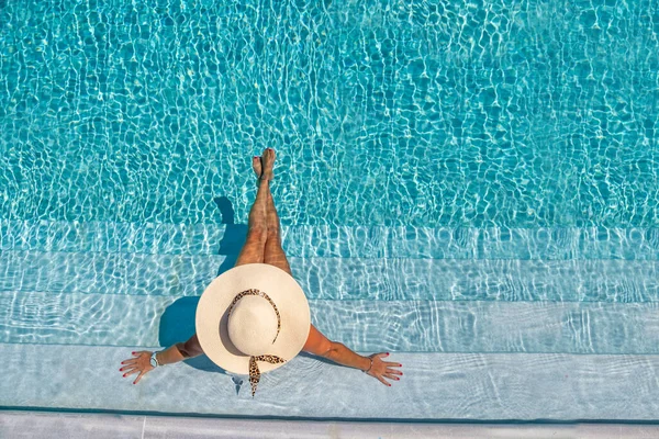 Frau Luxuriösem Fünf Sterne Wellness Resort Schwimmbad — Stockfoto