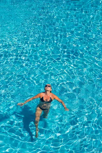 Frau Luxuriösem Fünf Sterne Wellness Resort Schwimmbad — Stockfoto