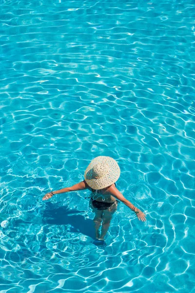 Mulher Luxo Estância Termal Cinco Estrelas Piscina — Fotografia de Stock